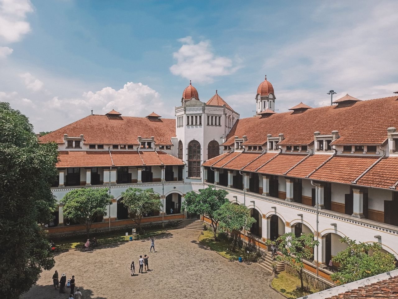 services-01 Captivating view of Lawang Sewu's courtyard with vibrant architecture and clear sky.